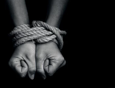 Τι είναι το σύνδρομο της Στοκχόλμης που βιώνουν τα θύματα απαγωγών; (βίντεο)